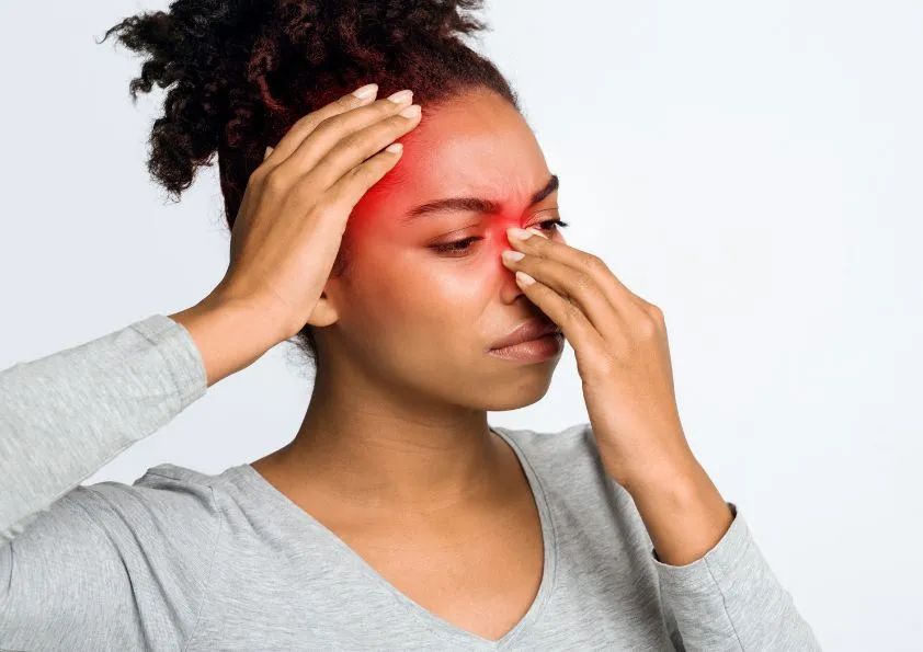 pessoa com dores faciais causadas pela sinusite