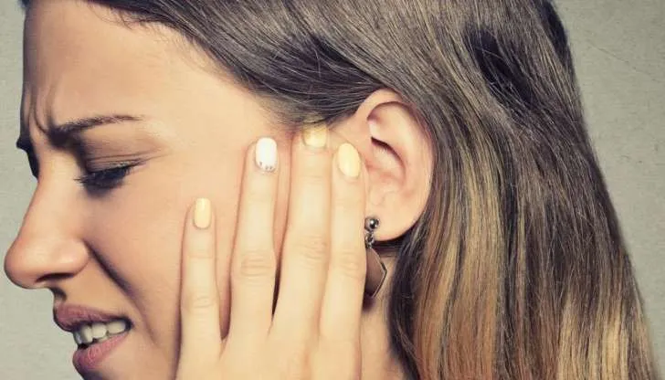 pessoa com zumbido no ouvido